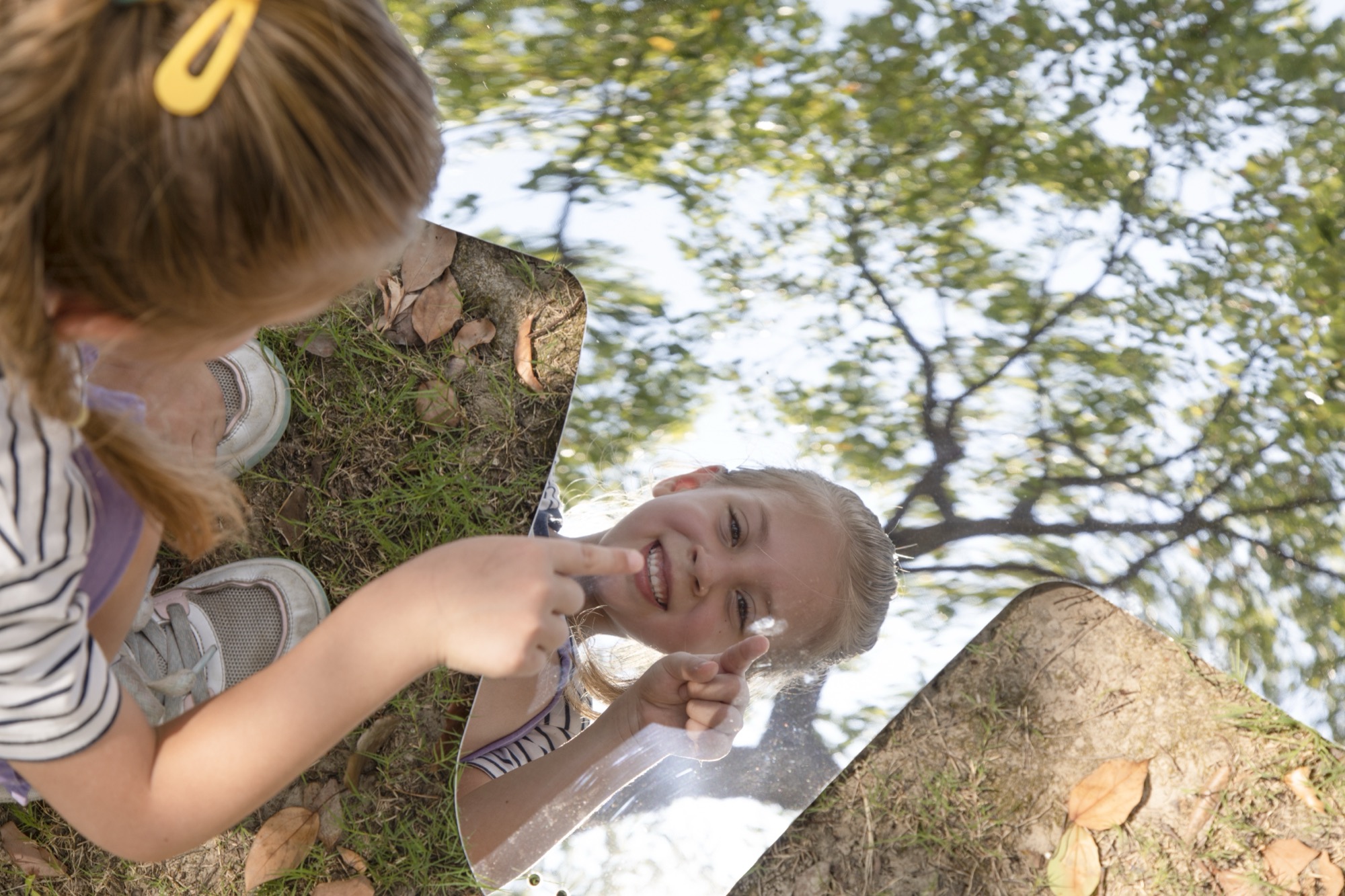 Wisdom - Set van 4 spiegelelementen voor in - en outdoor speciaal ontworpen voor gebruik in scholen: eigen bewegingen bewonderen en ervaren van motorische vaardigheden en de omstandigheden in de ruimte.