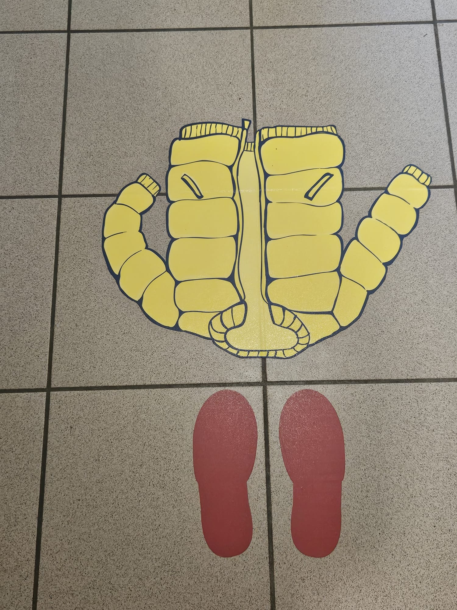 eduplay-vloersticker-voor-kleuters-jasje-aandoen-1.jpeg