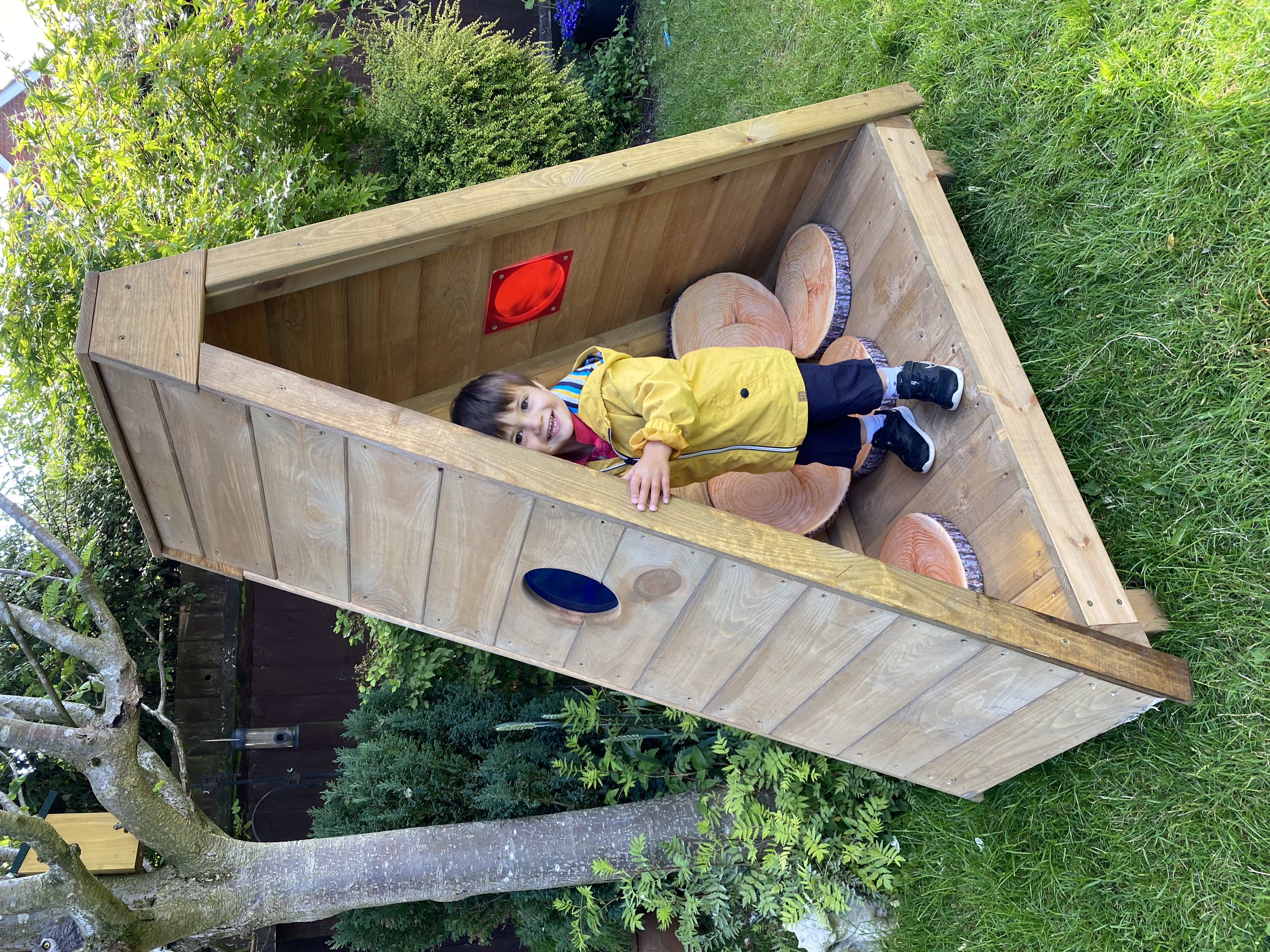 eduplay-cabane-forestiere-exterieure-avec-fenetres-panoramique.JPG