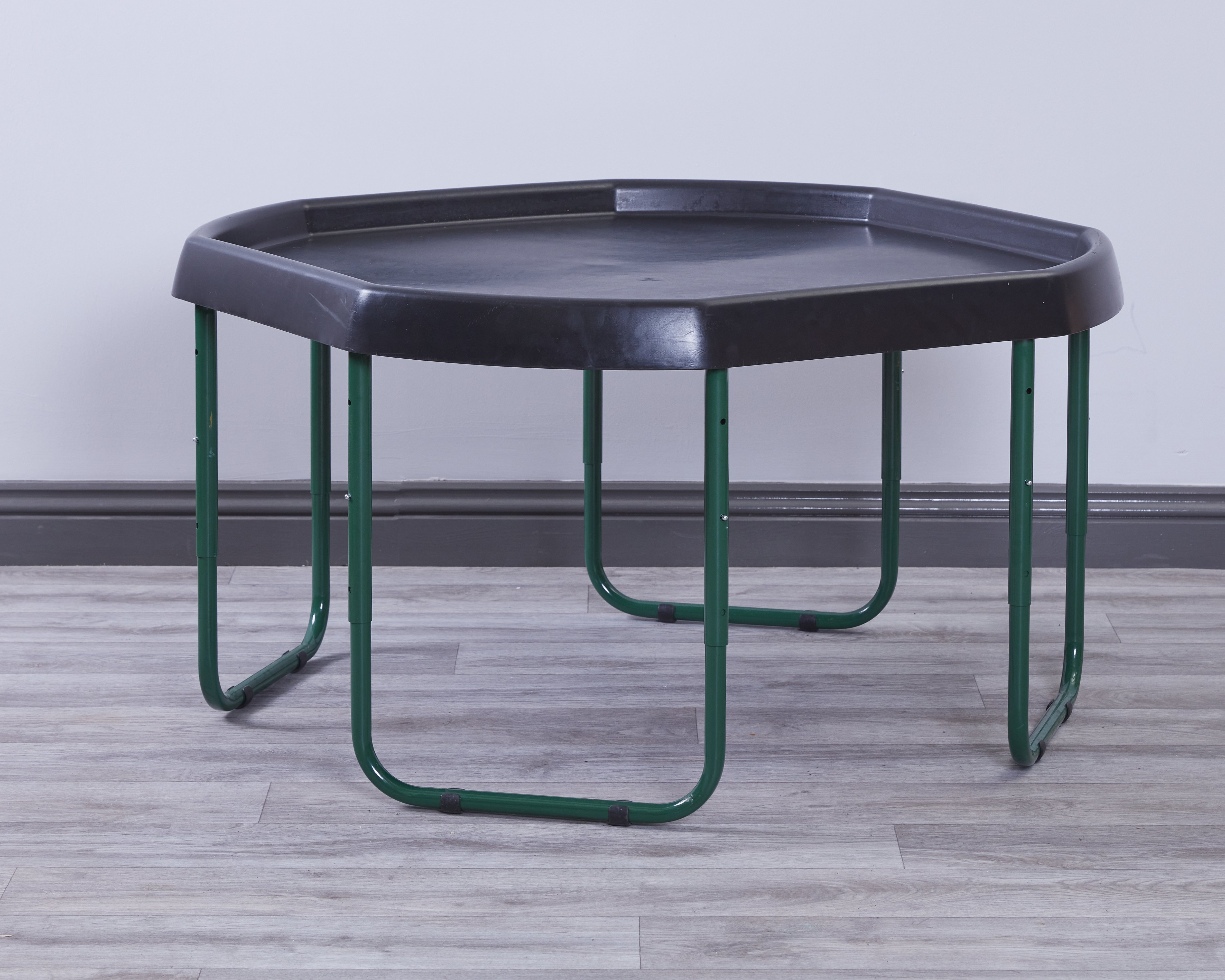 Le support métallique à hauteur réglable Tuff Spot Tray est la base de jeux et d'activités sans fin, permettant aux enfants de jouer et d'explorer à leur propre hauteur.