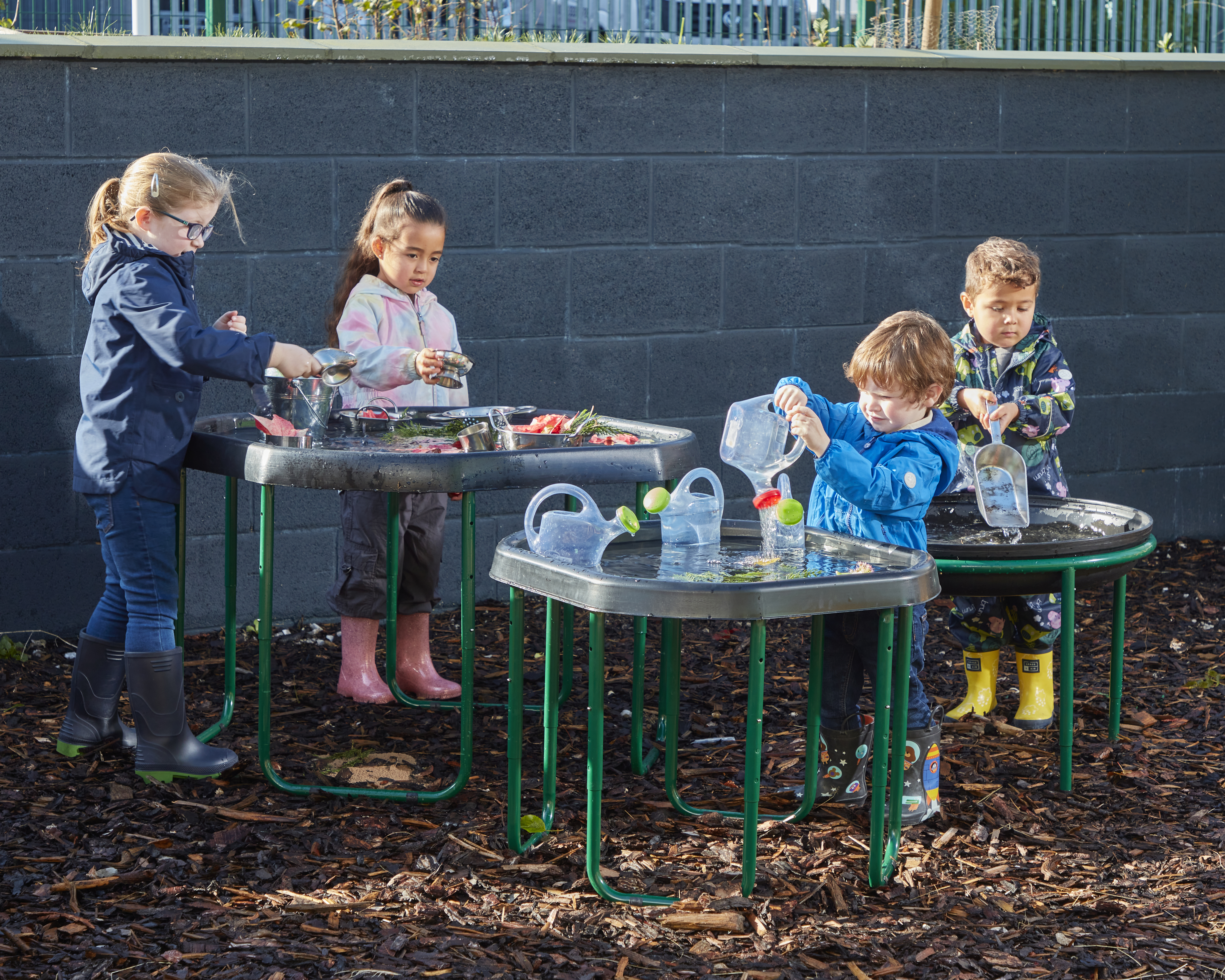 De tuff spot tray verstelbare hoogte metalen standaard is dé basis voor eindeloos speelplezier zodat kinderen op hun eigen hoogte kunnen spelen en ontdekken.