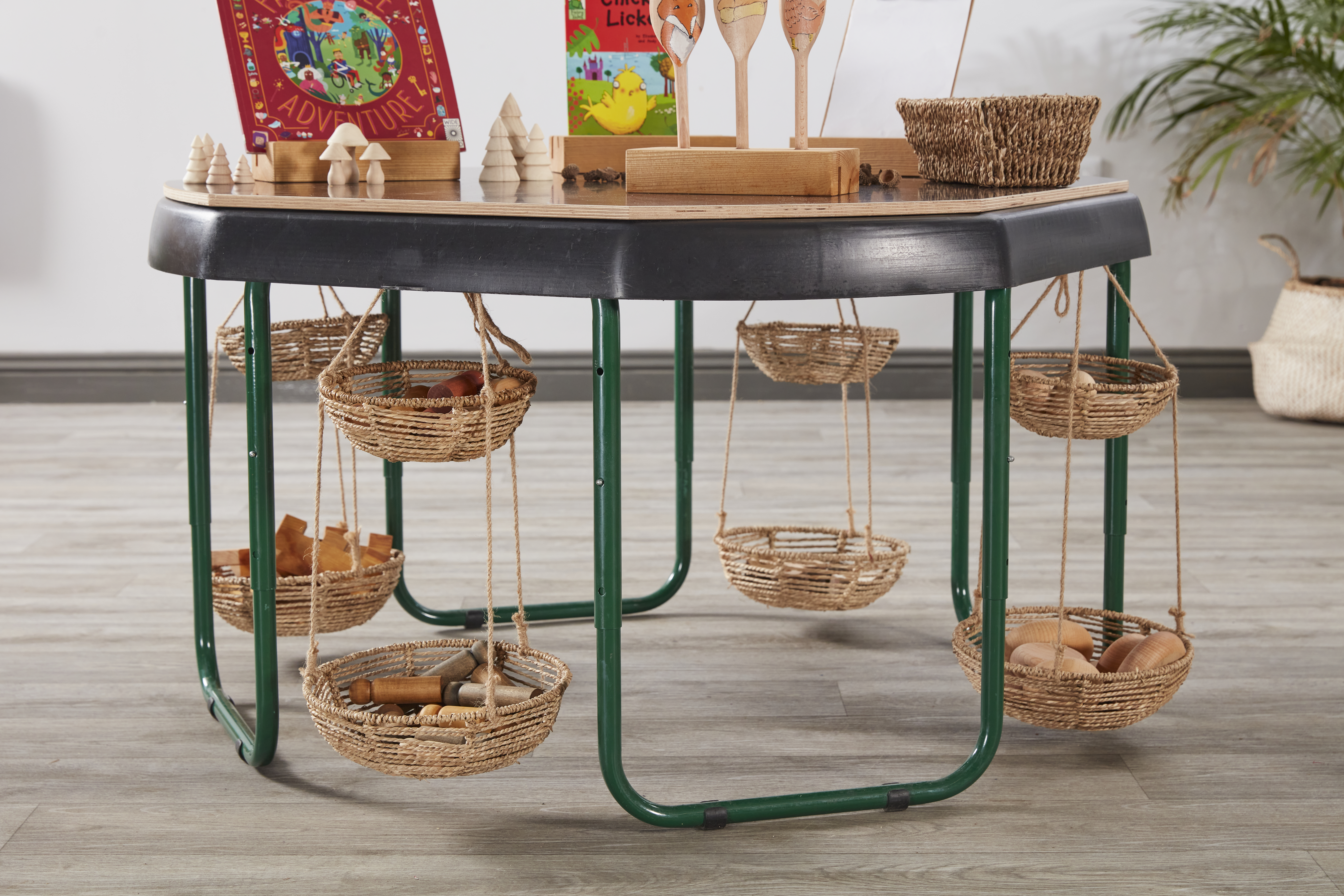De tuff spot tray verstelbare hoogte metalen standaard is dé basis voor eindeloos speelplezier zodat kinderen op hun eigen hoogte kunnen spelen en ontdekken.