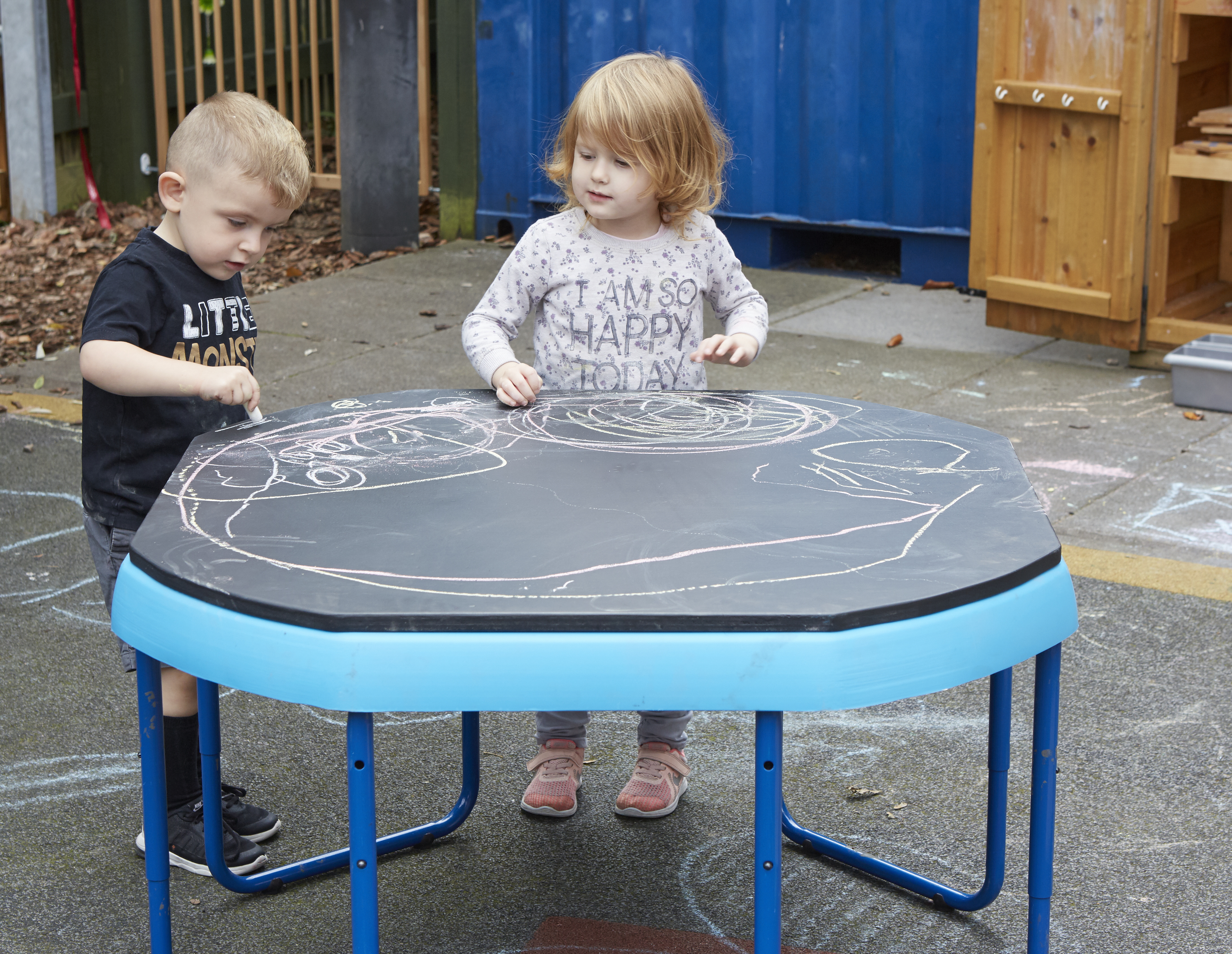 La table de dessin transforme votre Tuff Spot en un espace créatif ! Idéale pour dessiner, écrire ou expérimenter avec de la craie et des feutres.
