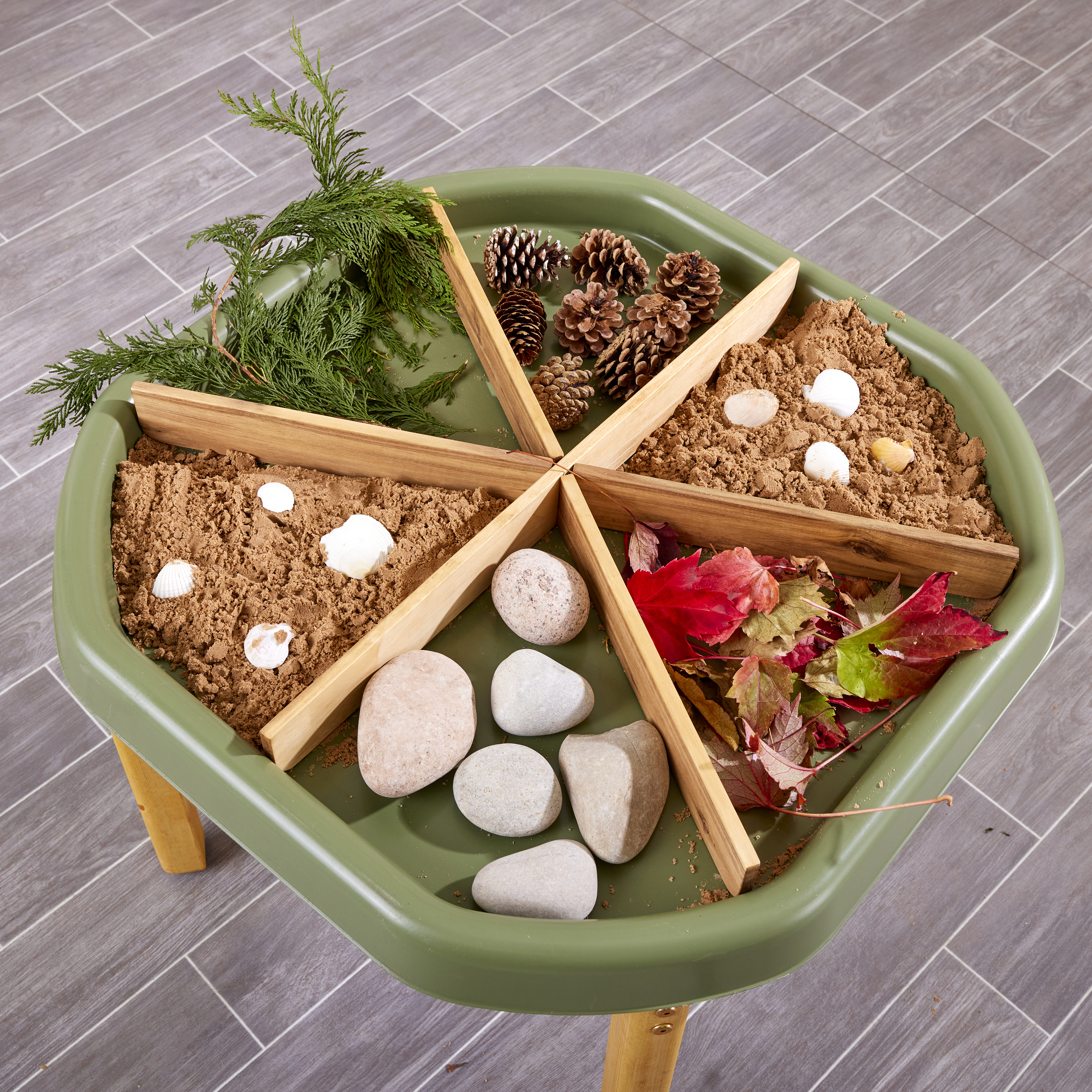 Grâce à leurs 6 compartiments pratiques, les séparateurs transforment votre tray en un tray où les enfants peuvent trier, compter et jouer ensemble à l’infini.