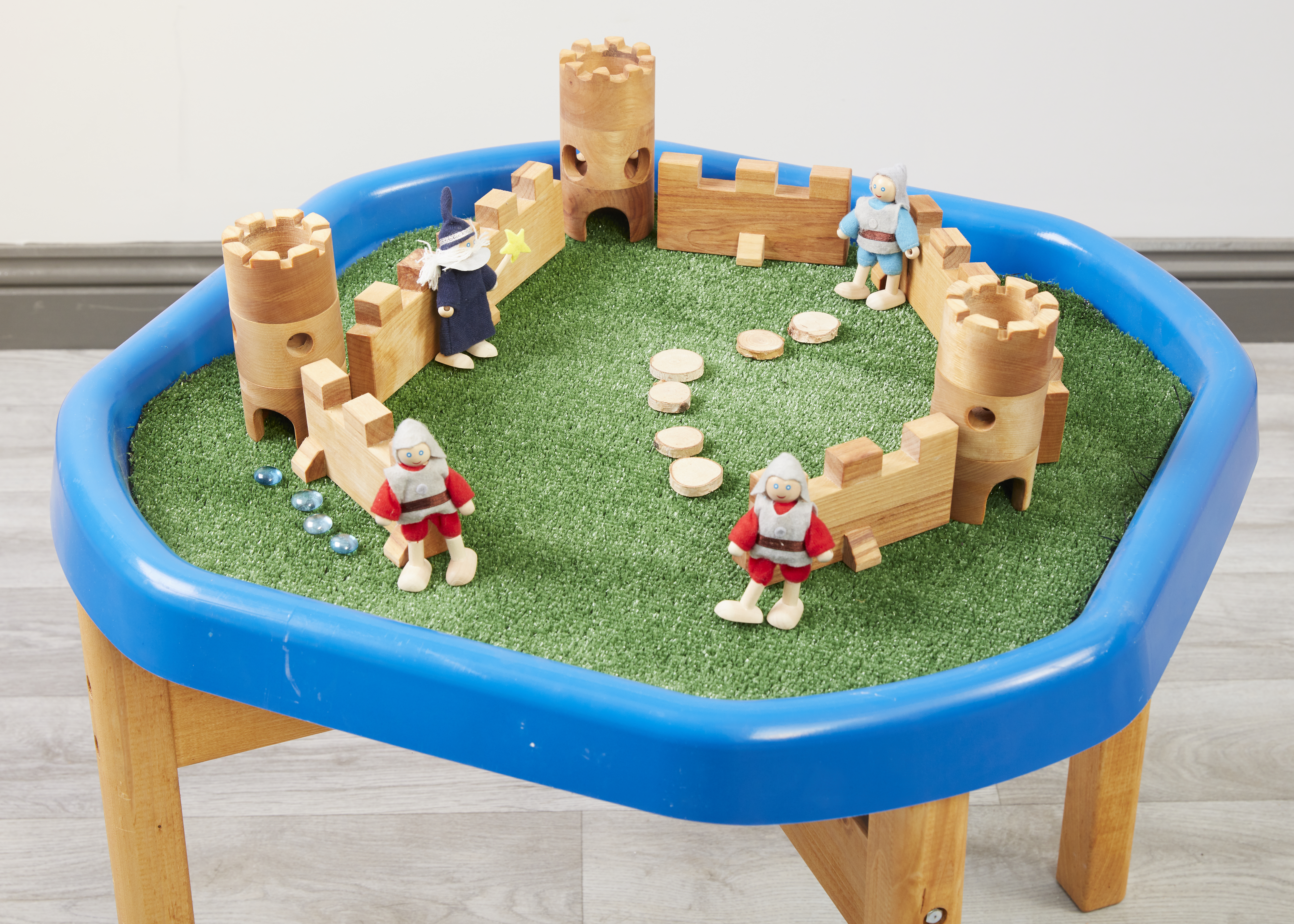 Le tapis transforme le tray en un univers de jeu verdoyant et fantastique! Idéal pour les jeux de rôle, les aventures sensorielles et les découvertes créatives.