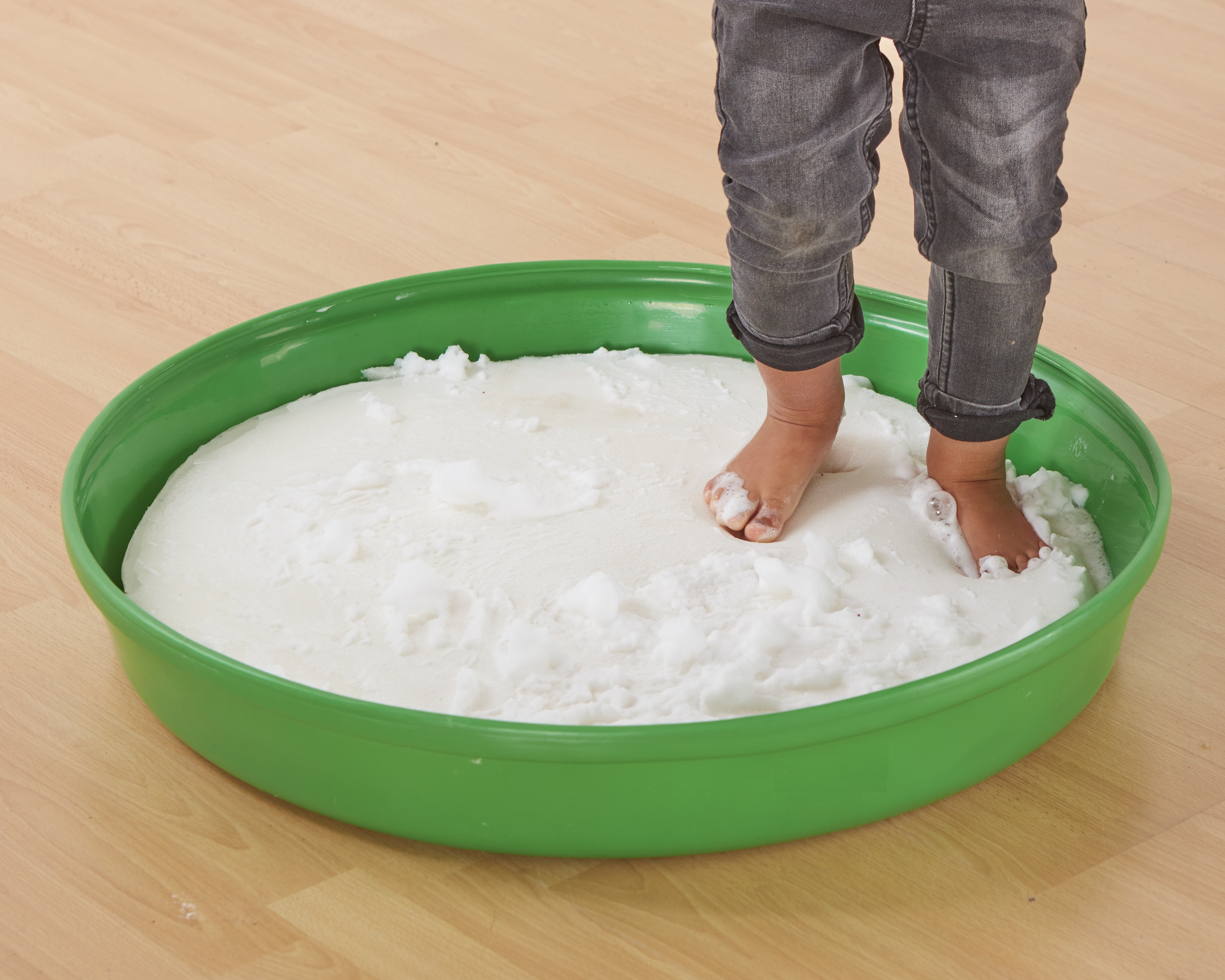 Cette éponge douce s'adapte parfaitement au plateau et vous invite à découvrir, toucher et expérimenter. Avec de l'eau et du savon, que le plaisir commence !