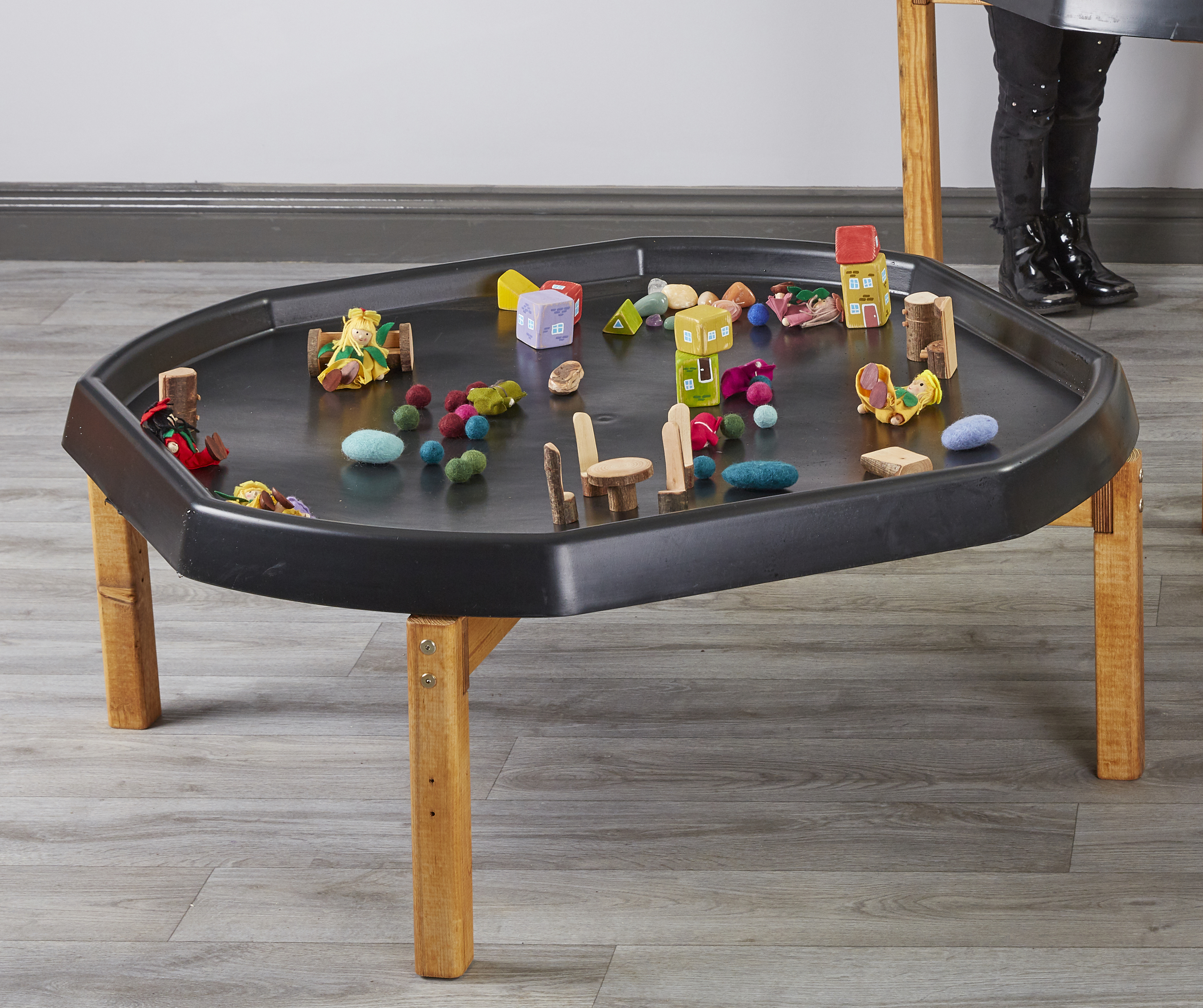 Spécialement conçu pour les tout-petits et les enfants d'âge préscolaire, pour qu'ils puissent jouer, découvrir et expérimenter avec toutes sortes de matériaux.