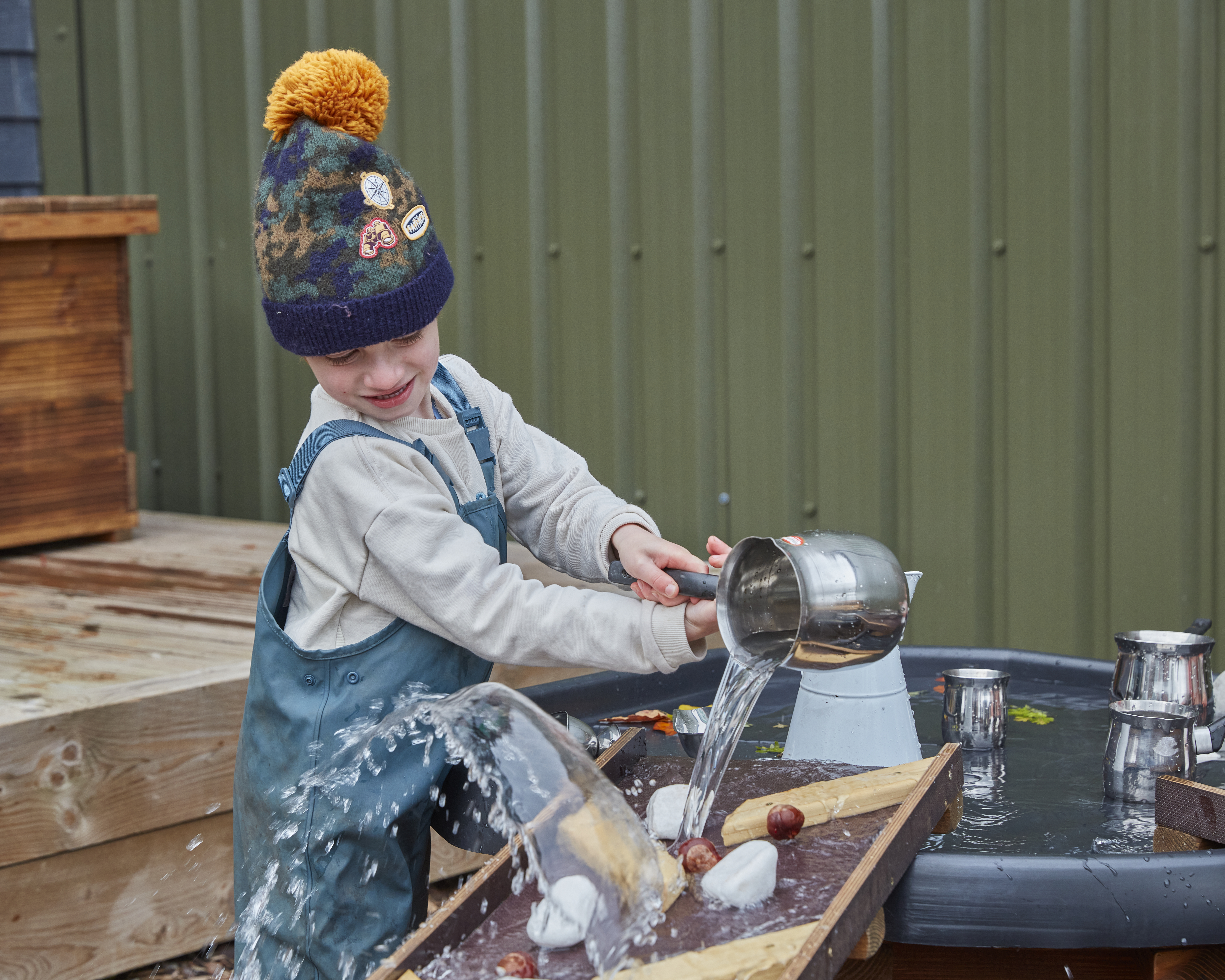 Met De Tuff Spot Kanalen kunnen kinderen eindeloos experimenteren met water, zand of kleine voorwerpen en leren over stroming, zwaartekracht en dammen bouwen.