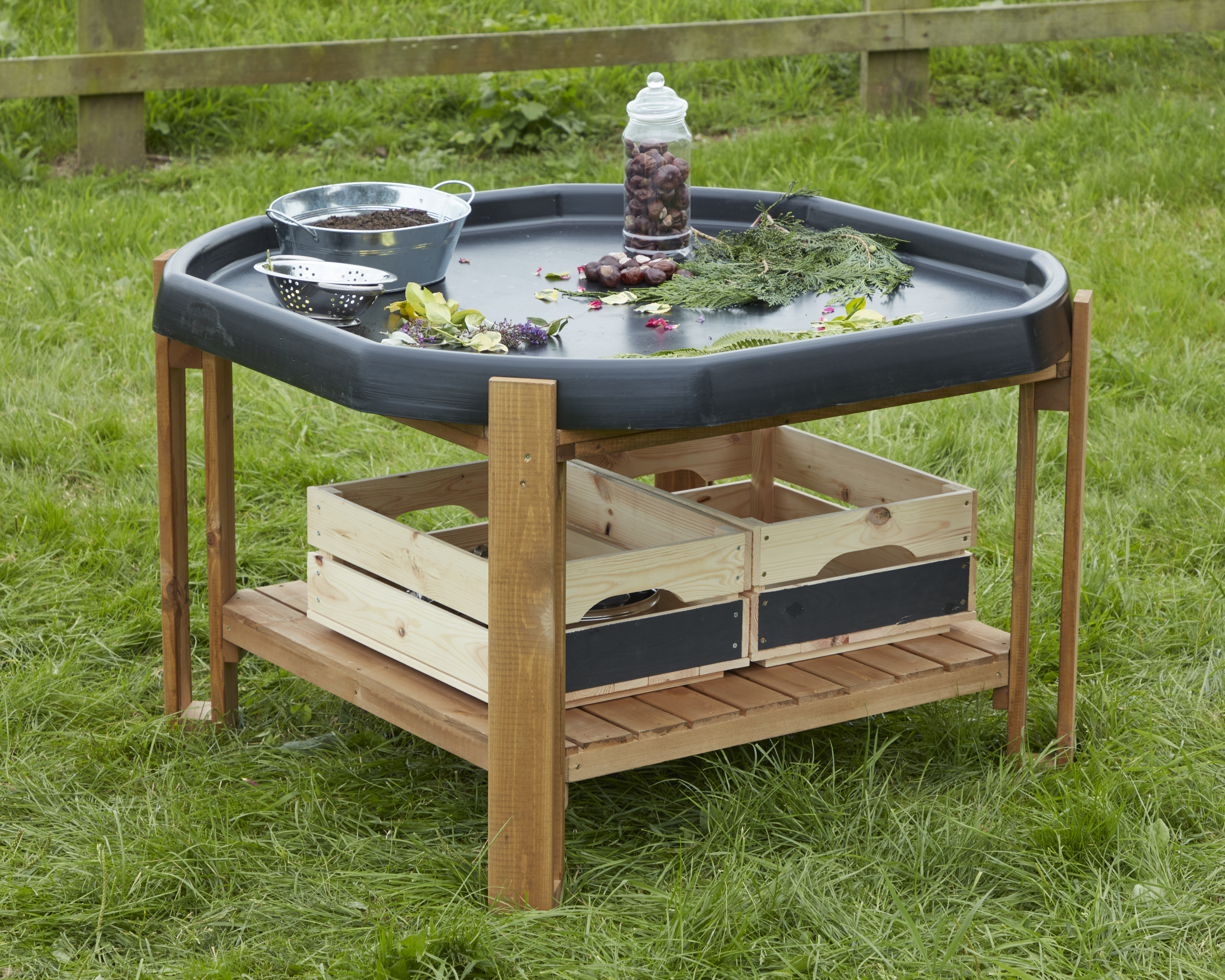 Un support en bois avec un plateau antidérapant offre une base stable pour toutes sortes d'activités créatives et sensorielles.