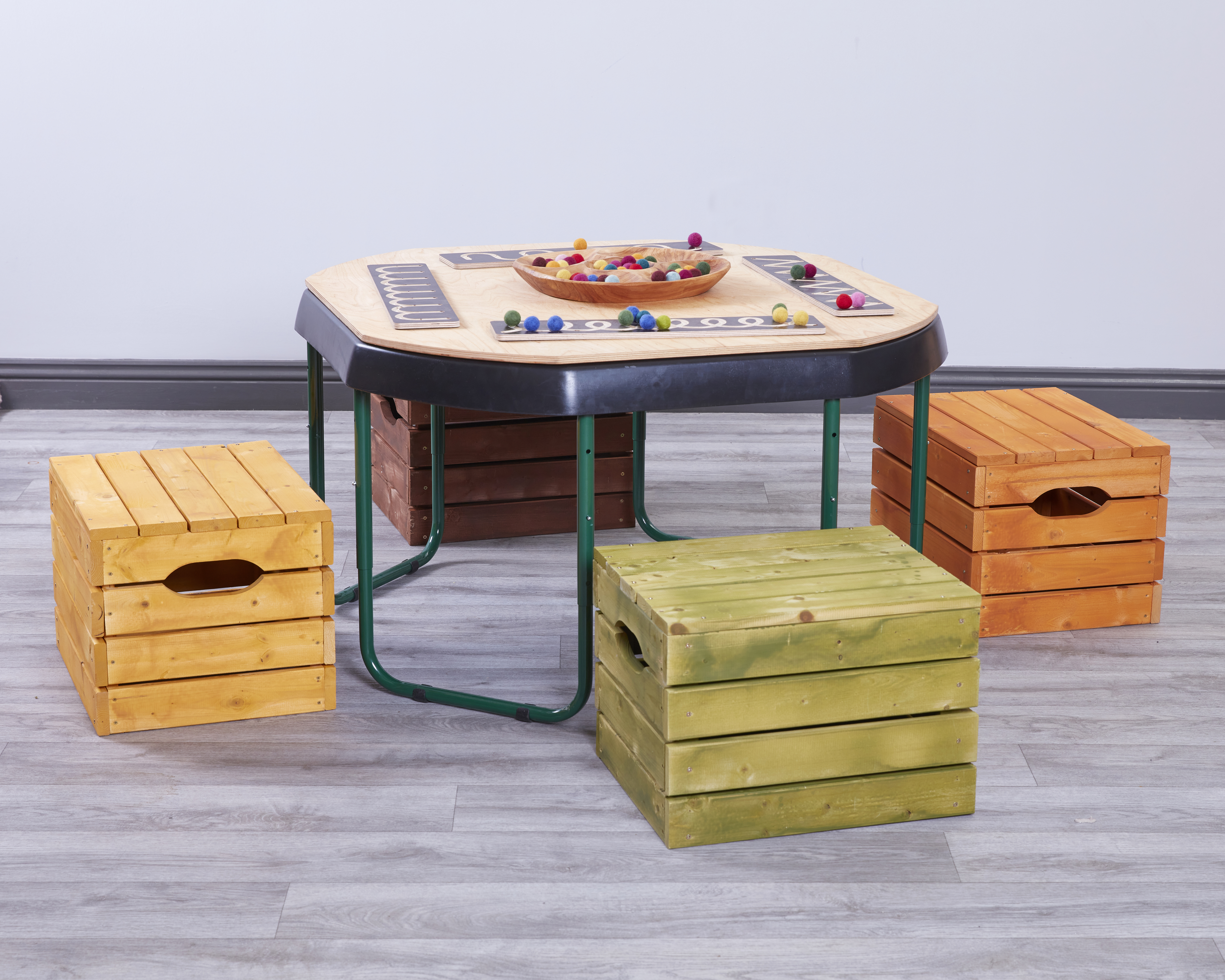 Voor kinderen die graag spelen én leren, met deze deksel heb je altijd een oppervlak bij de hand voor creatieve activiteiten, knutselen of sensorisch spel.