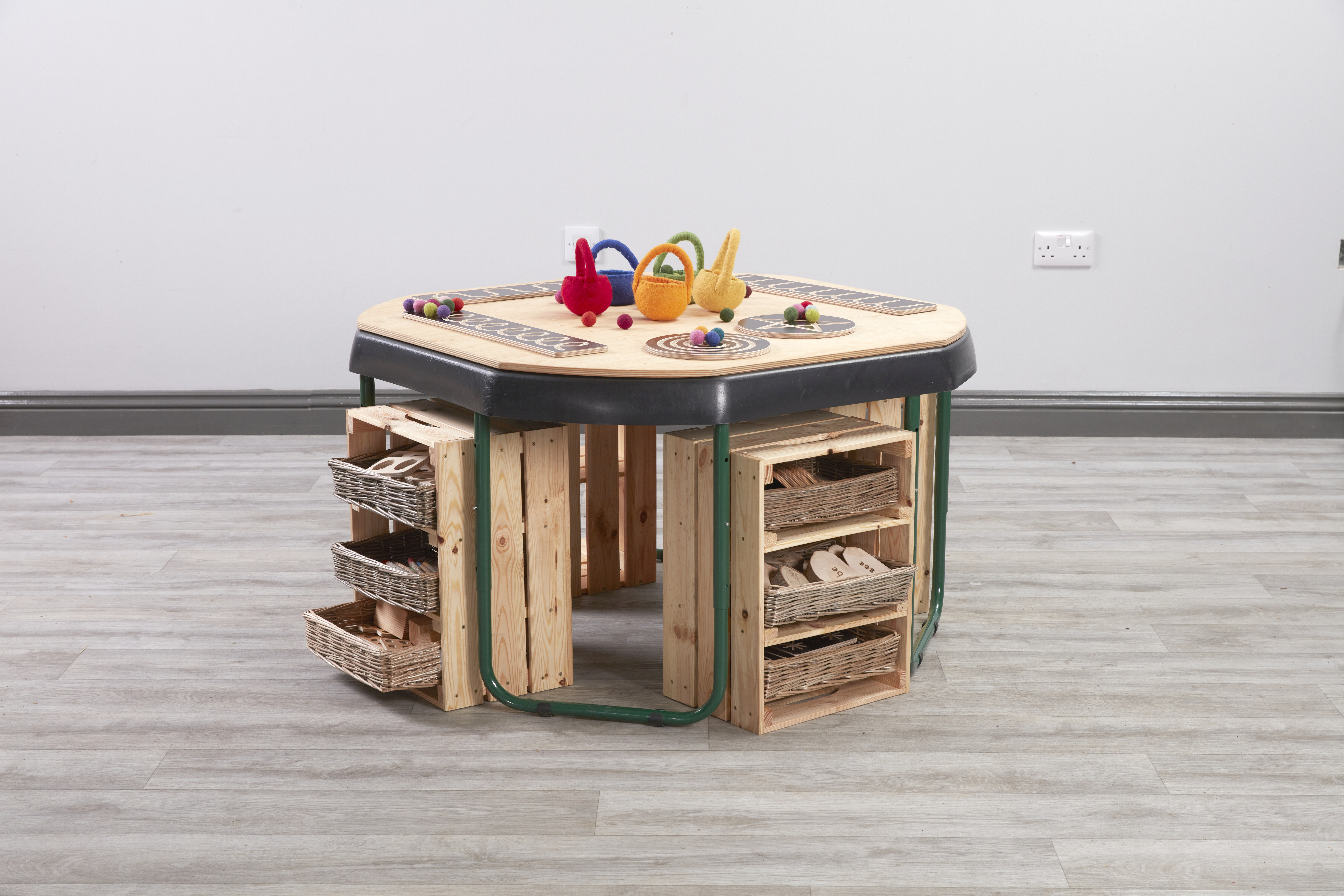 Voor kinderen die graag spelen én leren, met deze deksel heb je altijd een oppervlak bij de hand voor creatieve activiteiten, knutselen of sensorisch spel.